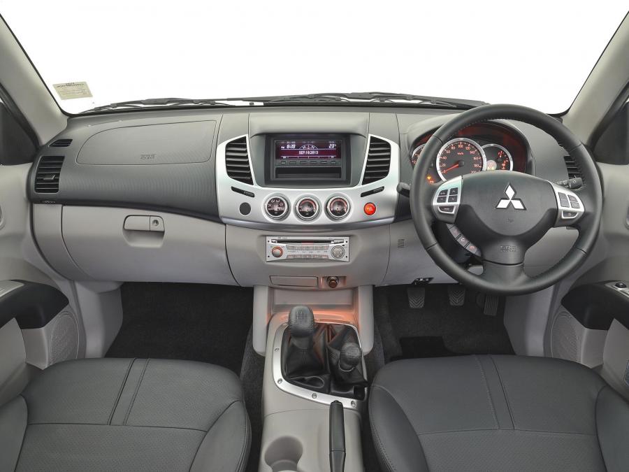  Mitsubishi Triton Double Cab 2013 года  (ZA) (фото 3 из 12)